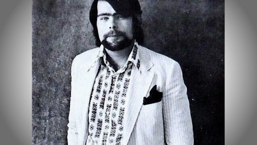 Author Stephen King looking very suave
